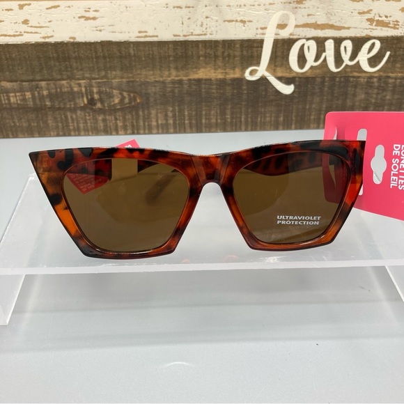Accessories - 💋NWT Tortoise brown Cat eye sunglasses sunshades